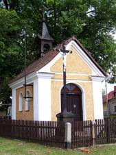 Kon�topy (Mil�n), kapli�ka.jpg