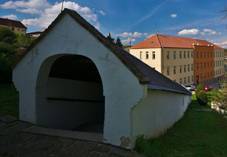 https://upload.wikimedia.org/wikipedia/commons/thumb/b/b6/Kryt%C3%A9_schodi%C5%A1t%C4%9B%2C_Otaslavice%2C_okres_Prost%C4%9Bjov_%2803%29.jpg/1024px-Kryt%C3%A9_schodi%C5%A1t%C4%9B%2C_Otaslavice%2C_okres_Prost%C4%9Bjov_%2803%29.jpg