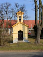 https://upload.wikimedia.org/wikipedia/commons/thumb/d/de/Chr%C3%A1%C5%A1%C5%A5any%2C_chapel.jpg/800px-Chr%C3%A1%C5%A1%C5%A5any%2C_chapel.jpg