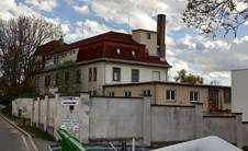 https://upload.wikimedia.org/wikipedia/commons/thumb/9/93/Praha_Pitkovice_V_Pitkovickach_11.jpg/1024px-Praha_Pitkovice_V_Pitkovickach_11.jpg