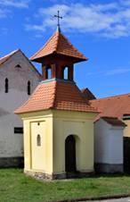 https://upload.wikimedia.org/wikipedia/commons/thumb/7/76/Osek%2C_Vitinka%2C_chapel.jpg/800px-Osek%2C_Vitinka%2C_chapel.jpg