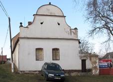 Jeden z dom� v obci
