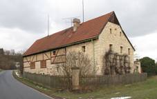https://upload.wikimedia.org/wikipedia/commons/thumb/7/7e/Kalivody%2C_hr%C3%A1zd%C4%9Bn%C3%BD_d%C5%AFm.jpg/1024px-Kalivody%2C_hr%C3%A1zd%C4%9Bn%C3%BD_d%C5%AFm.jpg