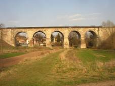 https://upload.wikimedia.org/wikipedia/commons/thumb/3/3c/Podlesin_KL_CZ_viadukt_183.jpg/1280px-Podlesin_KL_CZ_viadukt_183.jpg