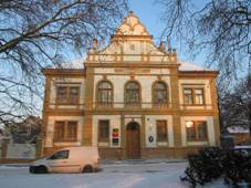 https://upload.wikimedia.org/wikipedia/commons/thumb/5/50/Budova_Obecn%C3%ADho_%C3%BA%C5%99adu.JPG/1280px-Budova_Obecn%C3%ADho_%C3%BA%C5%99adu.JPG