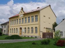 File:Zerotin-OL-2008-05-24-Skola.JPG