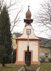 https://upload.wikimedia.org/wikipedia/commons/thumb/e/ed/Kv%C3%A1skovice%2C_kapli%C4%8Dka.jpg/800px-Kv%C3%A1skovice%2C_kapli%C4%8Dka.jpg