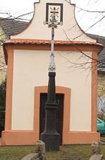 https://upload.wikimedia.org/wikipedia/commons/thumb/e/ed/Kv%C3%A1skovice%2C_kapli%C4%8Dka.jpg/800px-Kv%C3%A1skovice%2C_kapli%C4%8Dka.jpg