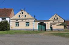 https://upload.wikimedia.org/wikipedia/commons/thumb/0/0d/Kladruby%2C_L%C3%A1z%2C_old_farm.jpg/1024px-Kladruby%2C_L%C3%A1z%2C_old_farm.jpg