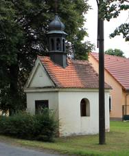 https://upload.wikimedia.org/wikipedia/commons/thumb/7/79/Ves_Tou%C5%A1kov%2C_M%C3%AD%C5%99ovice%2C_small_chapel.jpg/1280px-Ves_Tou%C5%A1kov%2C_M%C3%AD%C5%99ovice%2C_small_chapel.jpg