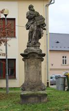 �umperk, sochy u kostela (2).jpg