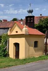 https://upload.wikimedia.org/wikipedia/commons/thumb/d/d8/Lb%C3%ADn_1_Kaple.jpg/1280px-Lb%C3%ADn_1_Kaple.jpg
