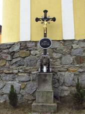 Wayside cross in Chl�stov, T�eb�� District.JPG