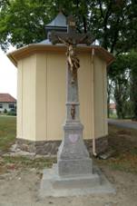 Wayside cross in Host�kov, Vladislav, T�eb�� District.JPG