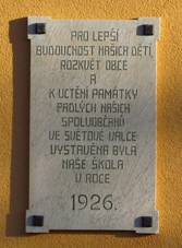 Plaque of school in 1926 in Kuroslepy, T�eb�� District.JPG