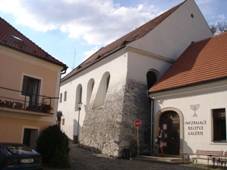 New_(Rear)_synagogue_in_T�eb��,_Z�most�.jpg