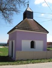 https://upload.wikimedia.org/wikipedia/commons/thumb/e/e3/Radonice_%28Doln%C3%AD_Bukovsko%29%2C_kapli%C4%8Dka_II.jpg/800px-Radonice_%28Doln%C3%AD_Bukovsko%29%2C_kapli%C4%8Dka_II.jpg