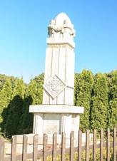 https://upload.wikimedia.org/wikipedia/commons/thumb/7/75/Troskovice_-_pomn%C3%ADk_padl%C3%BDch.jpg/1280px-Troskovice_-_pomn%C3%ADk_padl%C3%BDch.jpg