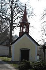 https://upload.wikimedia.org/wikipedia/commons/thumb/3/3d/V%C3%A1pno_%28Hlavice%29%2C_kapli%C4%8Dka.jpg/800px-V%C3%A1pno_%28Hlavice%29%2C_kapli%C4%8Dka.jpg