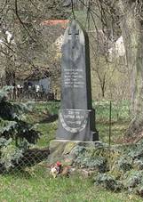 https://upload.wikimedia.org/wikipedia/commons/thumb/c/c7/Hvozdno%2C_pomn%C3%ADk_padl%C3%BDm.jpg/800px-Hvozdno%2C_pomn%C3%ADk_padl%C3%BDm.jpg