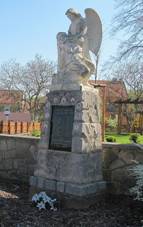 https://upload.wikimedia.org/wikipedia/commons/thumb/7/72/Bor%C5%A1ice_u_Blatnice%2C_pomn%C3%ADk.jpg/1024px-Bor%C5%A1ice_u_Blatnice%2C_pomn%C3%ADk.jpg
