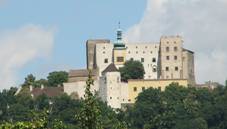 https://upload.wikimedia.org/wikipedia/commons/thumb/2/20/The_Buchlov_Castle.jpg/1024px-The_Buchlov_Castle.jpg