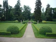 https://upload.wikimedia.org/wikipedia/commons/thumb/c/ca/Zamek_Buchlovice_-_park.JPG/1024px-Zamek_Buchlovice_-_park.JPG