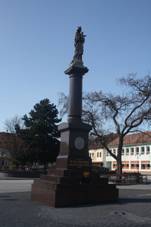 Bzenec - sloup na n�m�st�.JPG
