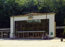 https://upload.wikimedia.org/wikipedia/commons/thumb/5/59/Luha%C4%8Dovice_pramen_Vincentka.JPG/1024px-Luha%C4%8Dovice_pramen_Vincentka.JPG