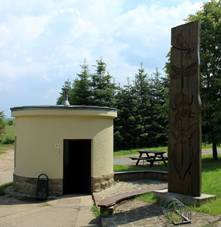 https://upload.wikimedia.org/wikipedia/commons/thumb/6/6f/Nezdenice%2C_kyselka.jpg/800px-Nezdenice%2C_kyselka.jpg