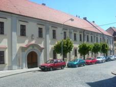 https://upload.wikimedia.org/wikipedia/commons/thumb/9/9d/PanskyHouseUherskyBrod.JPG/1024px-PanskyHouseUherskyBrod.JPG