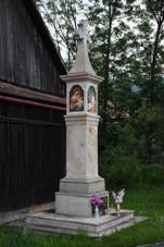 https://upload.wikimedia.org/wikipedia/commons/thumb/b/b4/Lu%C5%BEn%C3%A1%28Vset%C3%ADn%29-pomn%C3%ADk-ob%C4%9Btem-v%C3%A1lek2020d.jpg/800px-Lu%C5%BEn%C3%A1%28Vset%C3%ADn%29-pomn%C3%ADk-ob%C4%9Btem-v%C3%A1lek2020d.jpg