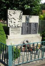 https://upload.wikimedia.org/wikipedia/commons/thumb/9/94/Mikul%C5%AFvka%2C_pomn%C3%ADk.jpg/1024px-Mikul%C5%AFvka%2C_pomn%C3%ADk.jpg