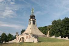 https://upload.wikimedia.org/wikipedia/commons/thumb/6/6a/Mohyla_miru_2.jpg/1280px-Mohyla_miru_2.jpg