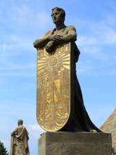 https://upload.wikimedia.org/wikipedia/commons/thumb/5/57/Mohyla_m%C3%ADru_-_Austria.jpg/800px-Mohyla_m%C3%ADru_-_Austria.jpg