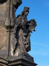 https://upload.wikimedia.org/wikipedia/commons/thumb/8/8c/Choce%C5%88%2C_mari%C3%A1nsk%C3%BD_sloup%2C_svat%C3%A1_Ludmila.jpg/800px-Choce%C5%88%2C_mari%C3%A1nsk%C3%BD_sloup%2C_svat%C3%A1_Ludmila.jpg