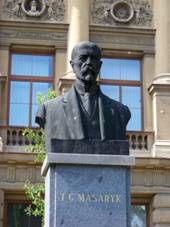 https://upload.wikimedia.org/wikipedia/commons/thumb/1/1e/Choce%C5%88%2C_Mistra_Choce%C5%88sk%C3%A9ho%2C_busta_T._G._Masaryka_p%C5%99ed_%C5%A1kolou.jpg/800px-Choce%C5%88%2C_Mistra_Choce%C5%88sk%C3%A9ho%2C_busta_T._G._Masaryka_p%C5%99ed_%C5%A1kolou.jpg