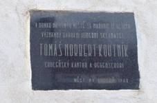 https://upload.wikimedia.org/wikipedia/commons/thumb/7/71/Choce%C5%88%2C_pam%C4%9Btn%C3%AD_deska_Koutn%C3%ADk.jpg/1280px-Choce%C5%88%2C_pam%C4%9Btn%C3%AD_deska_Koutn%C3%ADk.jpg