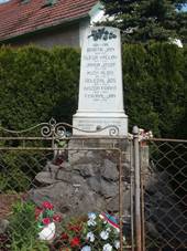 https://upload.wikimedia.org/wikipedia/commons/thumb/e/e1/Javorn%C3%AD%C4%8Dek%2C_pomn%C3%ADk.jpg/800px-Javorn%C3%AD%C4%8Dek%2C_pomn%C3%ADk.jpg