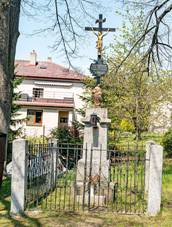 https://upload.wikimedia.org/wikipedia/commons/thumb/f/f9/K%C5%99%C3%AD%C5%BE_v_Mokr%C3%BD%C5%A1ov%C4%9B_v_okrese_Chrudim.jpg/1280px-K%C5%99%C3%AD%C5%BE_v_Mokr%C3%BD%C5%A1ov%C4%9B_v_okrese_Chrudim.jpg