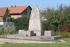 https://upload.wikimedia.org/wikipedia/commons/thumb/3/38/Sruby_pomn%C3%ADk_padl%C3%BDch.JPG/1280px-Sruby_pomn%C3%ADk_padl%C3%BDch.JPG