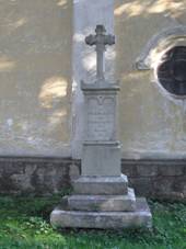 https://upload.wikimedia.org/wikipedia/commons/thumb/8/82/He%C5%99manice_%28Kr%C3%A1l%C3%ADky%29_N._K%C5%99%C3%AD%C5%BEek_u_kostela.jpg/800px-He%C5%99manice_%28Kr%C3%A1l%C3%ADky%29_N._K%C5%99%C3%AD%C5%BEek_u_kostela.jpg