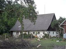 https://upload.wikimedia.org/wikipedia/commons/thumb/c/c2/He%C5%99manice_%28Kr%C3%A1l%C3%ADky%29_B._D%C5%AFm_s_vysokou_st%C5%99echou.jpg/1280px-He%C5%99manice_%28Kr%C3%A1l%C3%ADky%29_B._D%C5%AFm_s_vysokou_st%C5%99echou.jpg