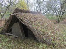 https://upload.wikimedia.org/wikipedia/commons/thumb/6/6d/B%C5%99ezno_skanzen_polozemnice.jpg/1280px-B%C5%99ezno_skanzen_polozemnice.jpg