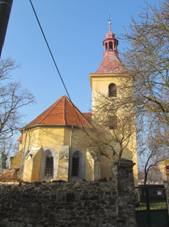 https://upload.wikimedia.org/wikipedia/commons/thumb/1/1c/B%C5%99vany_kostel_celek.JPG/800px-B%C5%99vany_kostel_celek.JPG
