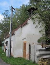 https://upload.wikimedia.org/wikipedia/commons/thumb/e/e8/Lhota_hasi%C4%8Dsk%C3%A1_zbrojnice.JPG/1024px-Lhota_hasi%C4%8Dsk%C3%A1_zbrojnice.JPG