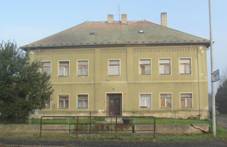 https://upload.wikimedia.org/wikipedia/commons/thumb/b/bd/Tvr%C5%A1ice_%C5%A1kola.JPG/1280px-Tvr%C5%A1ice_%C5%A1kola.JPG