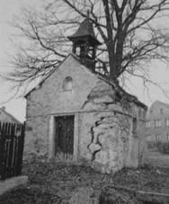 ��han� - kaple sv. Jana a Pavla | zdevastovan� obecn� kaple sv. Jana a Pavla v havarijn�m stavu na po��tku 90. let 20. stolet�