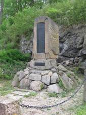 Lu�iny - pomn�k ob�tem 1. sv�tov� v�lky | pomn�k padl�m v Lu�in�ch - kv�ten 2010