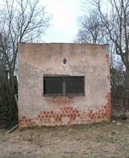T�etice - obecn� v�ha | zdevastovan� objekt b�val� obecn� v�hy - duben 2003